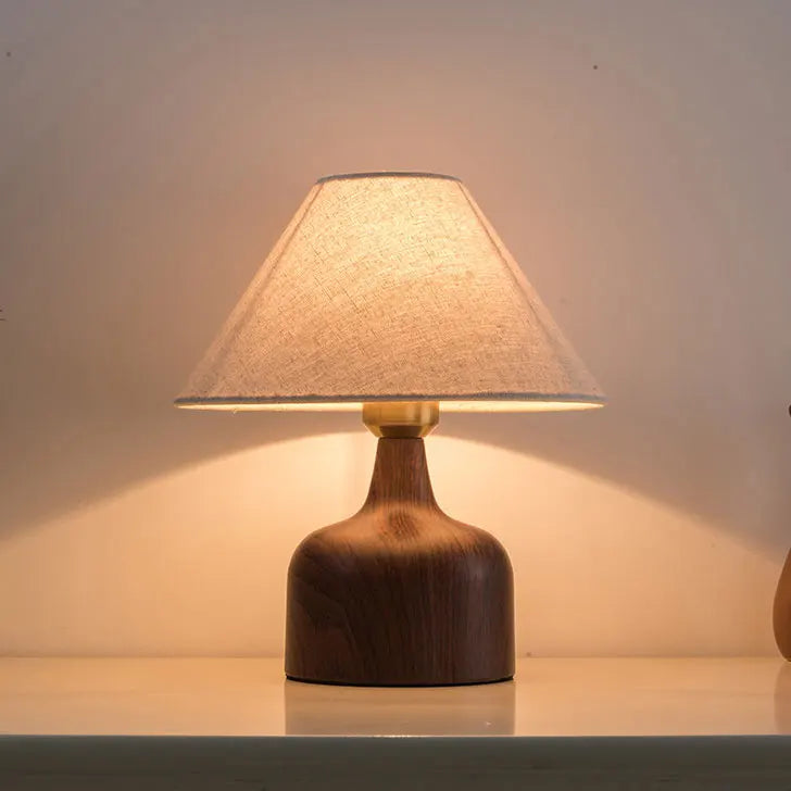 Lampe de Chevet en Fer et Tissu – Style Rétro Wabi-Sabi – In’ei | Studio Nichijo Paris