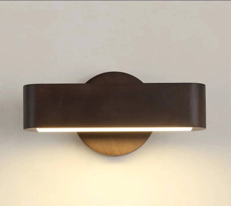 Applique Murale en Bois – LED Orientable, Style Wabi-Sabi – Fabrication Artisanale – Finition Noyer | Studio Nichijo Paris