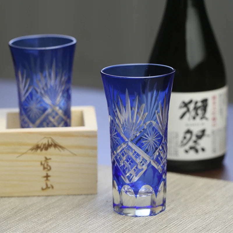 Verre à Saké Edo Kiriko et Son Daï en Bois — Cristal Découpé à la Main – Sans Plomb – | Studio Nichijo Paris