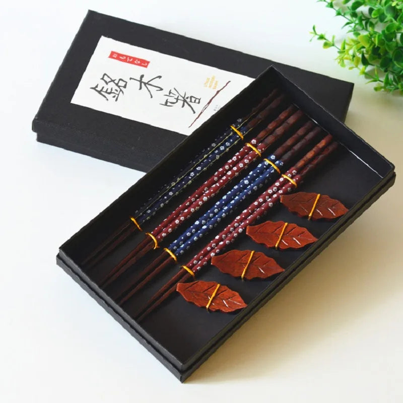 Coffret Baguettes Bois Naturel 4 Paires + 4 Porte-Baguettes Fait Main — Fabrication Artisanale – Ichigo | Studio Nichijo Paris