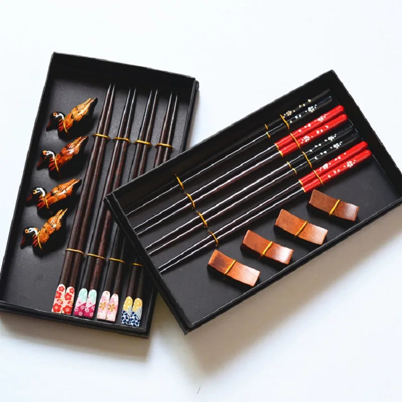 Coffret Baguettes Bois Naturel 4 Paires + 4 Porte-Baguettes Fait Main — Fabrication Artisanale – | Studio Nichijo Paris