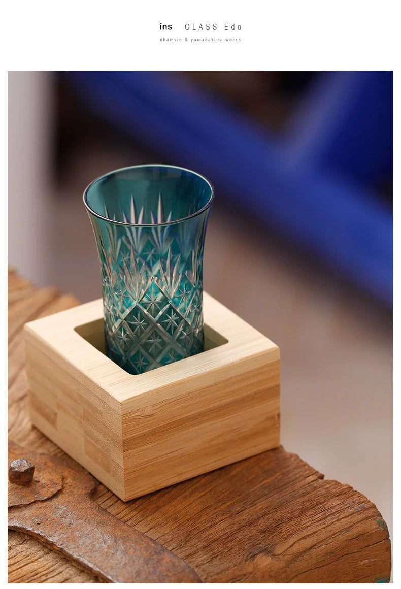 Verre à Saké Edo Kiriko et Son Daï en Bois — Cristal Découpé à la Main – Sans Plomb – | Studio Nichijo Paris