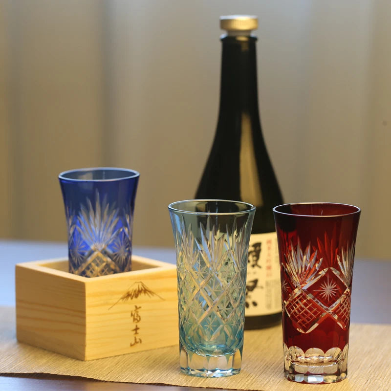 Verre à Saké Edo Kiriko et Son Daï en Bois — Cristal Découpé à la Main – Sans Plomb – | Studio Nichijo Paris
