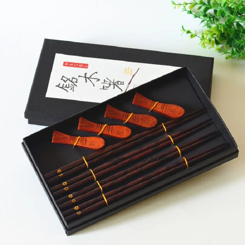 Coffret Baguettes Bois Naturel 4 Paires + 4 Porte-Baguettes Fait Main — Fabrication Artisanale – Chawan | Studio Nichijo Paris