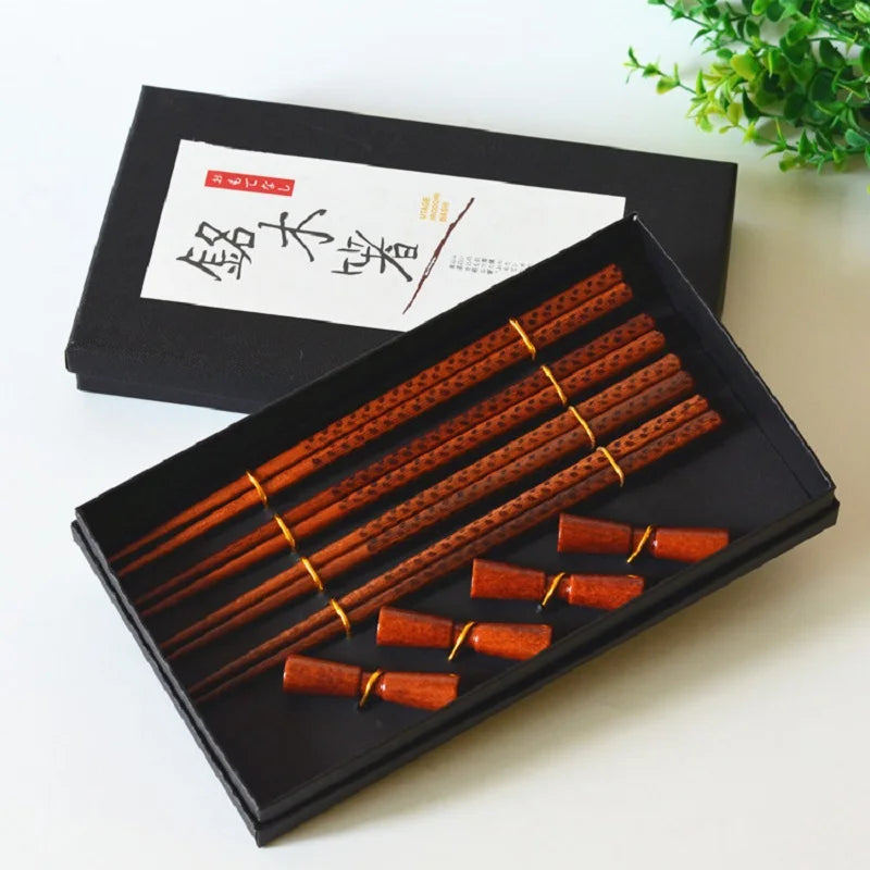 Coffret Baguettes Bois Naturel 4 Paires + 4 Porte-Baguettes Fait Main — Fabrication Artisanale – Kokoro | Studio Nichijo Paris