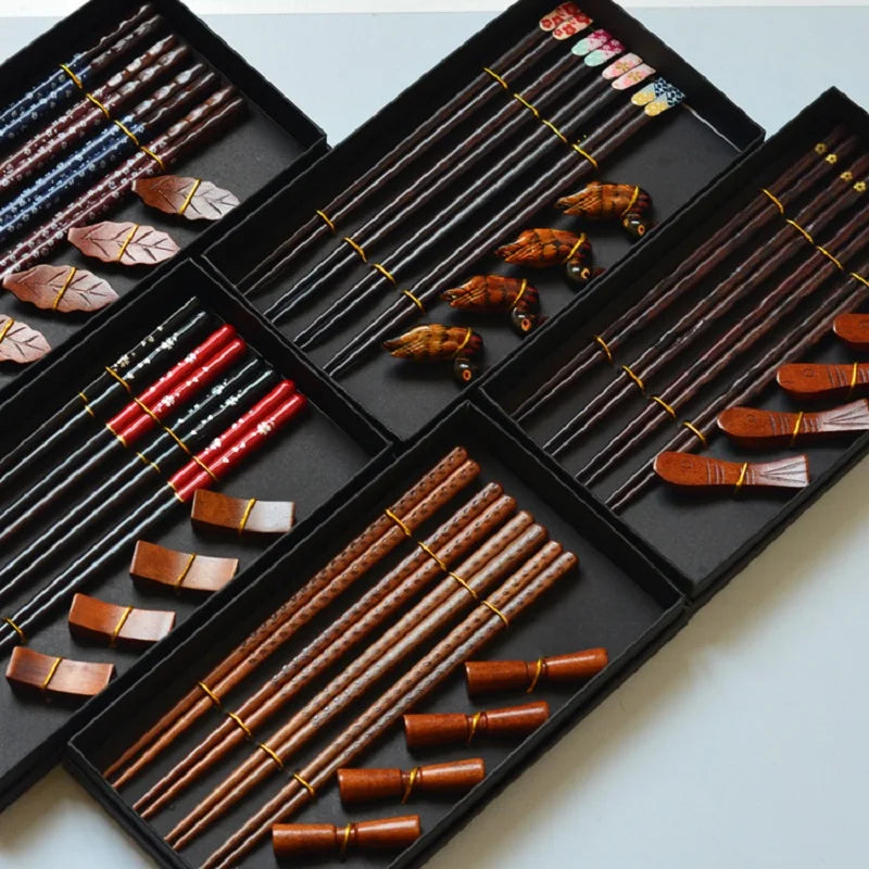 Coffret Baguettes Bois Naturel 4 Paires + 4 Porte-Baguettes Fait Main — Fabrication Artisanale – | Studio Nichijo Paris