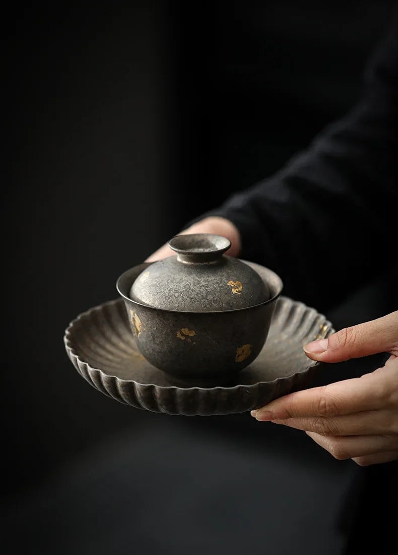 Gaiwan Porcelaine Émaillée Rouille Dorée Cérémonie du Thé, Fabrication Artisanale – | Studio Nichijo Paris