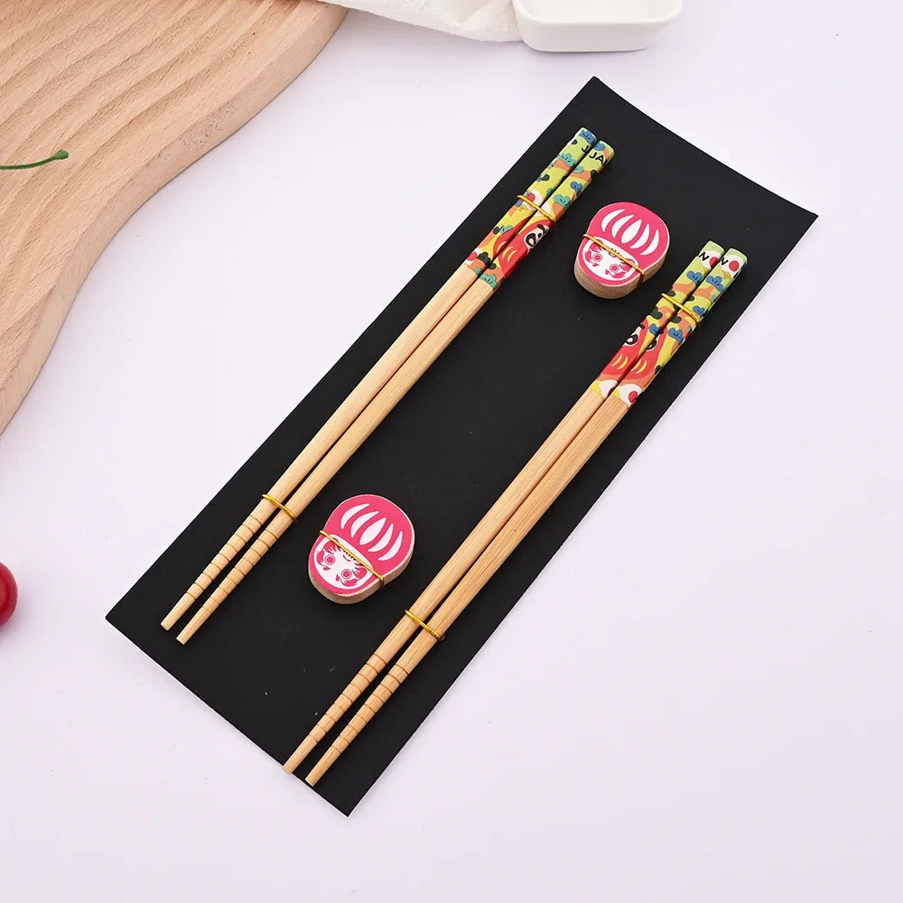 Ensemble de 2 paires de baguettes réutilisables en bambou faites à la main, style japonais, en bois naturel, pour sushi, avec motifs chat et fleur, multicolores – Green People | Studio Nichijo Paris