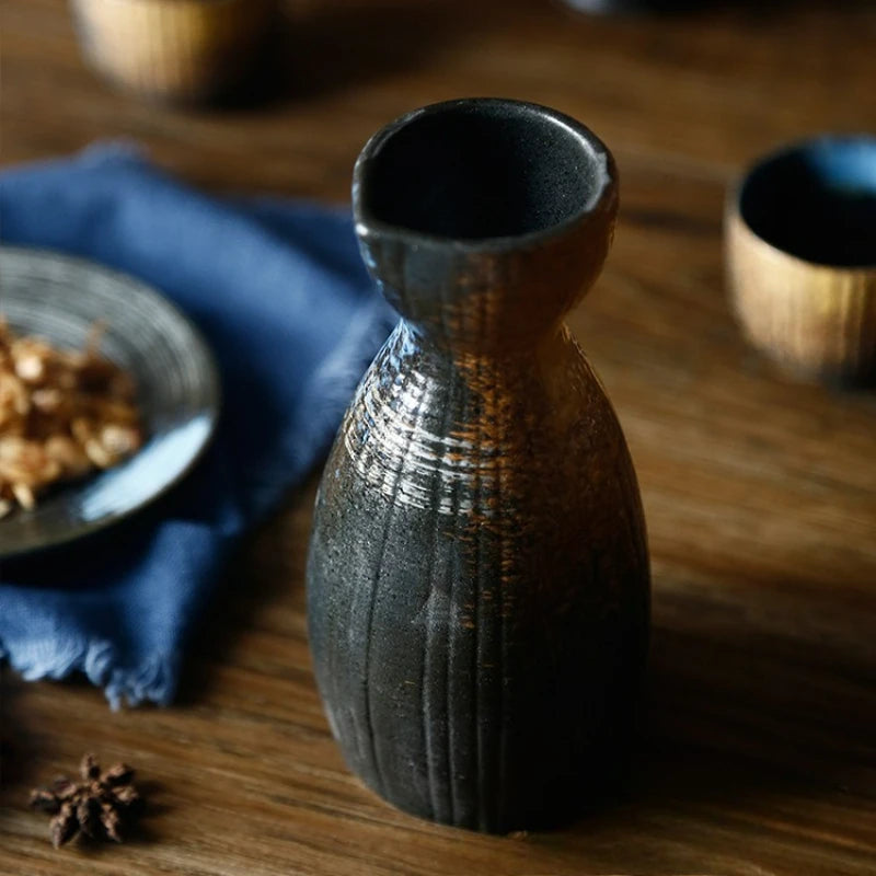 Tōji – Service à Saké en Céramique Artisanale – Carafe & 4 Tasses – Fabrication Artisanale – | Studio Nichijo Paris