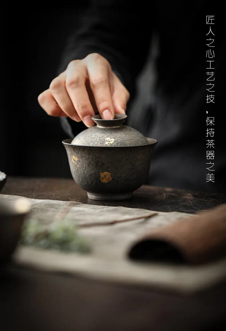 Gaiwan Porcelaine Émaillée Rouille Dorée Cérémonie du Thé, Fabrication Artisanale – | Studio Nichijo Paris