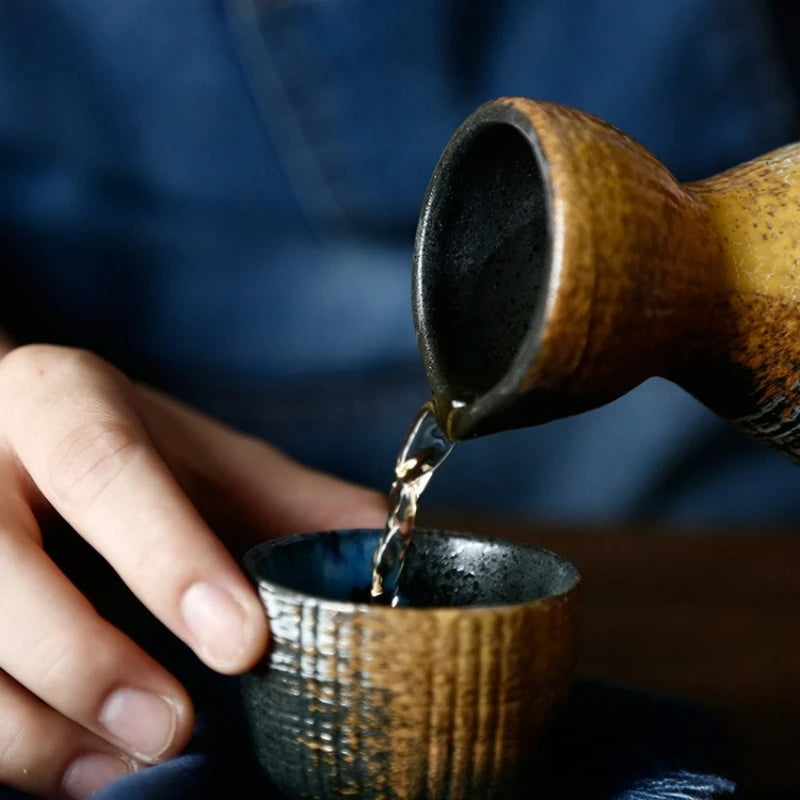 Tōji – Service à Saké en Céramique Artisanale – Carafe & 4 Tasses – Fabrication Artisanale – | Studio Nichijo Paris