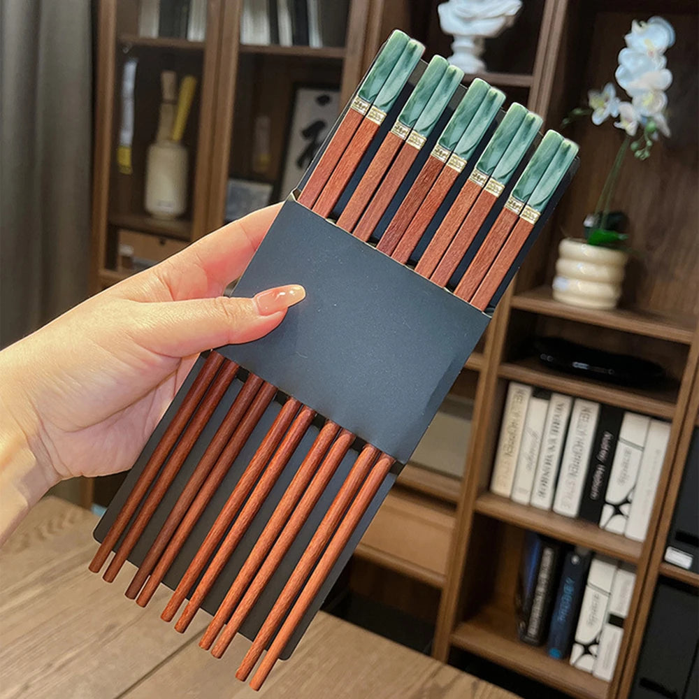 Baguettes Bois Santal Rouge Réutilisables Multicolores Lot 5 Paires — Fabrication Artisanale – Green | Studio Nichijo Paris