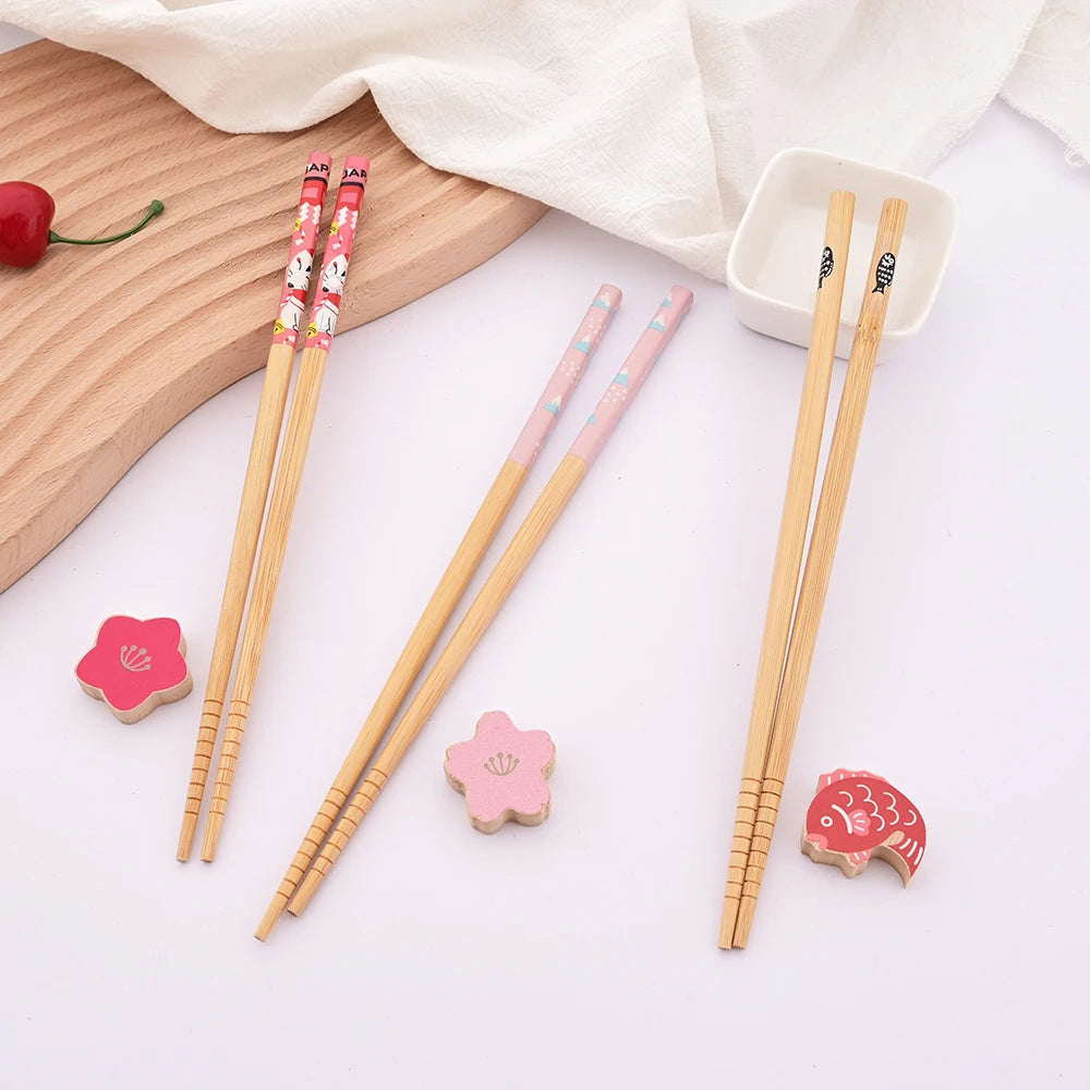 Ensemble de 2 paires de baguettes réutilisables en bambou faites à la main, style japonais, en bois naturel, pour sushi, avec motifs chat et fleur, multicolores – | Studio Nichijo Paris