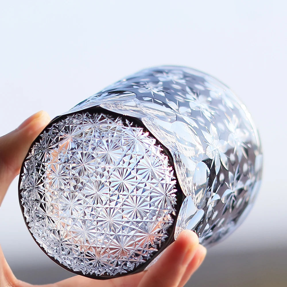 Gobelet japonais Edo Kiriko fait à la main de 250 ml - Tasse en cristal noir à coupe florale pour saké et whisky – | Studio Nichijo Paris