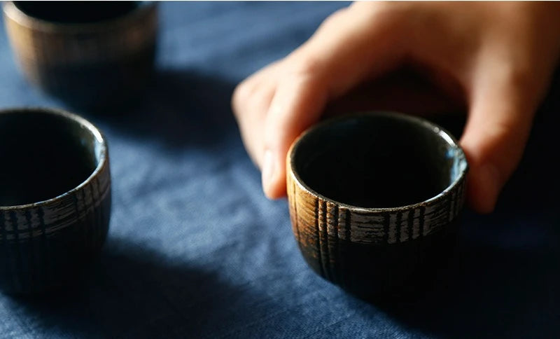Tōji – Service à Saké en Céramique Artisanale – Carafe & 4 Tasses – Fabrication Artisanale – | Studio Nichijo Paris