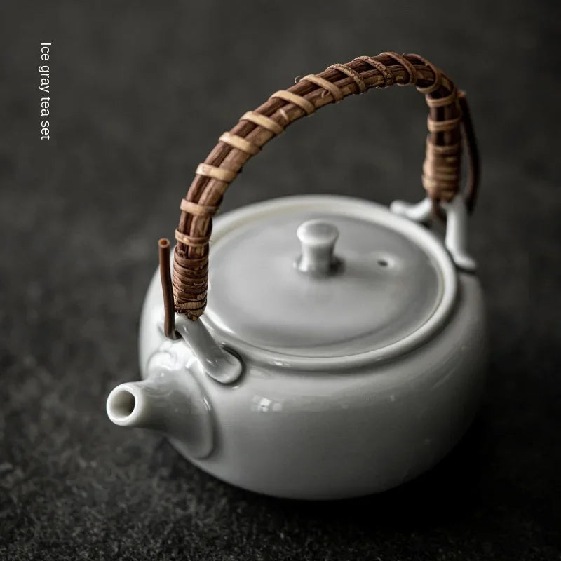 Théière Porcelaine Glaçure Grise Poignée Boucle Kung Fu 1,8L, Fabrication Artisanale – | Studio Nichijo Paris