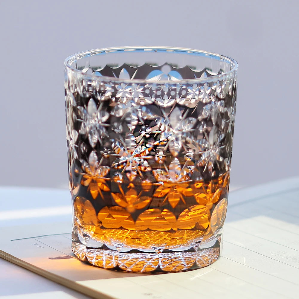 Gobelet japonais Edo Kiriko fait à la main de 250 ml - Tasse en cristal noir à coupe florale pour saké et whisky – | Studio Nichijo Paris