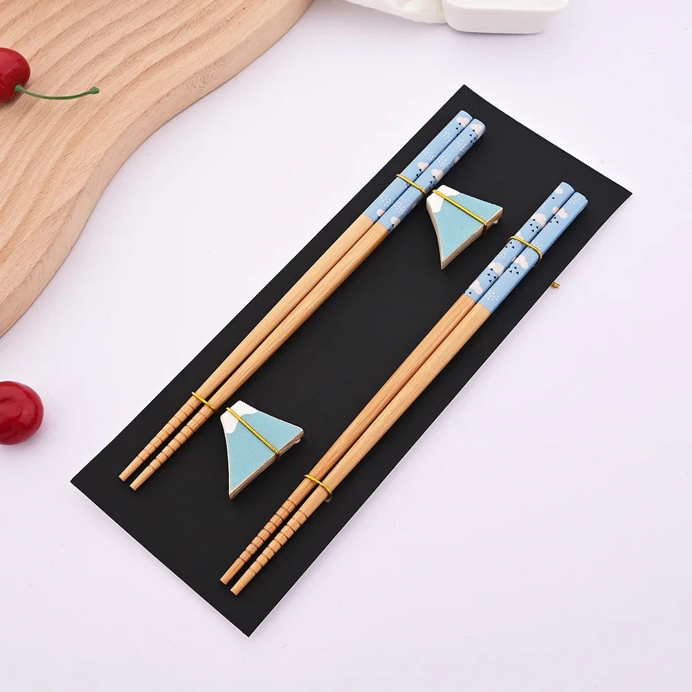Ensemble de 2 paires de baguettes réutilisables en bambou faites à la main, style japonais, en bois naturel, pour sushi, avec motifs chat et fleur, multicolores – Blue Clouds | Studio Nichijo Paris
