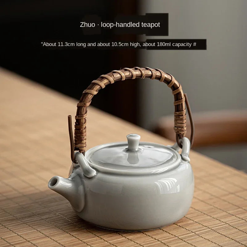 Théière Porcelaine Glaçure Grise Poignée Boucle Kung Fu 1,8L, Fabrication Artisanale – | Studio Nichijo Paris