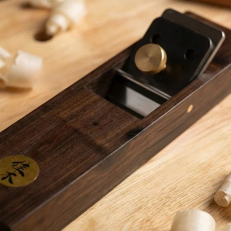 Raboteuse à fond plat en ébène de style japonais, fabriquée à la main, pour le travail du bois, rabotage rapide et précis, raboteuse manuelle pour chanfreiner – | Studio Nichijo Paris