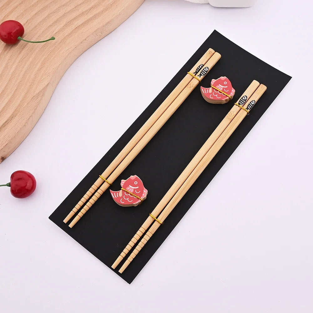 Ensemble de 2 paires de baguettes réutilisables en bambou faites à la main, style japonais, en bois naturel, pour sushi, avec motifs chat et fleur, multicolores – Small Fish | Studio Nichijo Paris
