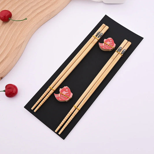 Ensemble de 2 paires de baguettes réutilisables en bambou faites à la main, style japonais, en bois naturel, pour sushi, avec motifs chat et fleur, multicolores – Small Fish | Studio Nichijo Paris