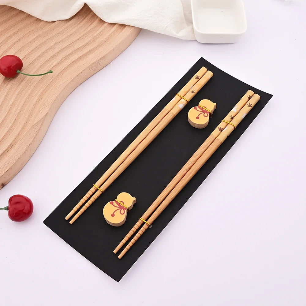Ensemble de 2 paires de baguettes réutilisables en bambou faites à la main, style japonais, en bois naturel, pour sushi, avec motifs chat et fleur, multicolores – Yellow Rabbit | Studio Nichijo Paris
