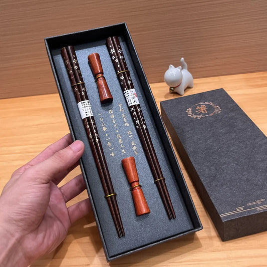 Baguettes Japonaises en Bois avec Porte-Baguettes — Coffret, 2 Paires Studio Nichijo Paris