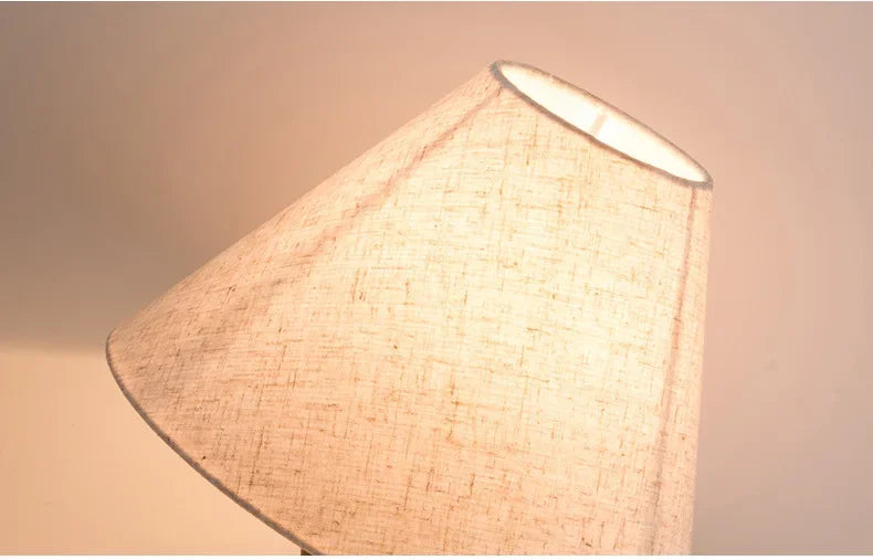 Lampe de Chevet en Fer et Tissu – Style Rétro Wabi-Sabi – | Studio Nichijo Paris
