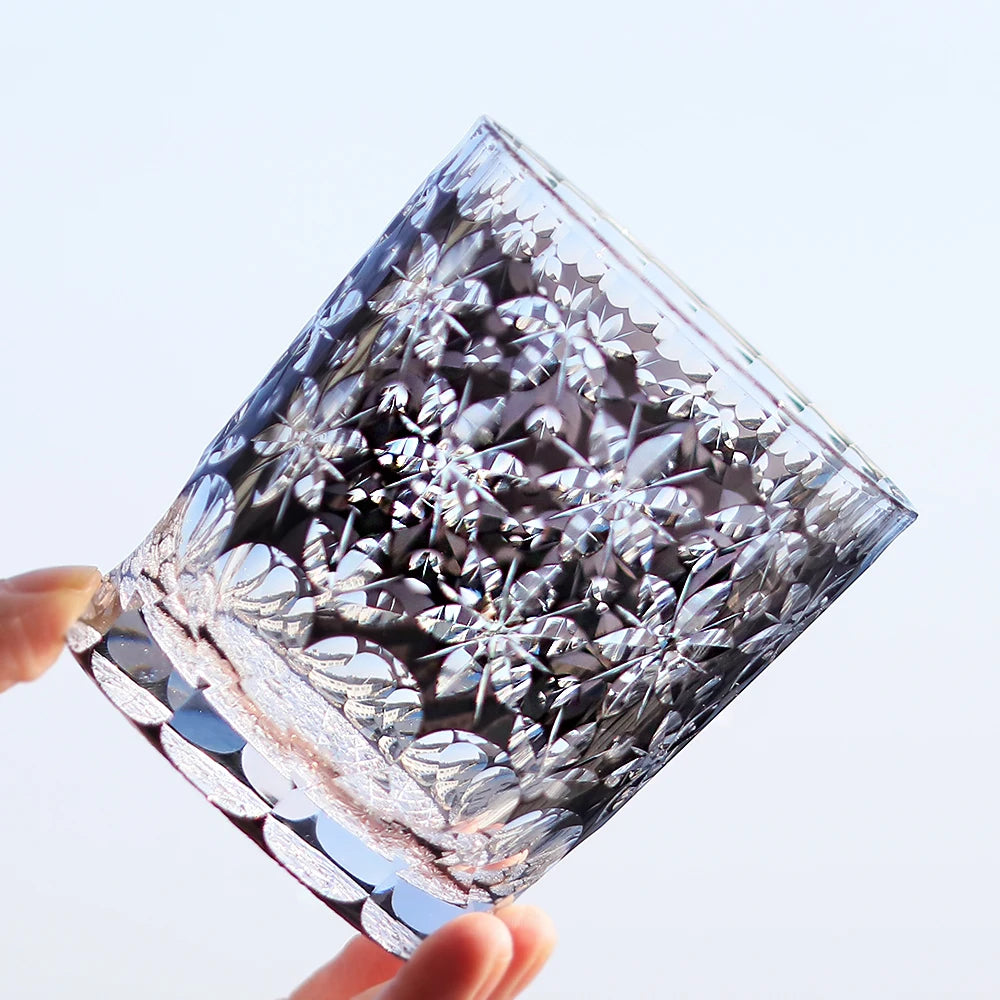 Gobelet japonais Edo Kiriko fait à la main de 250 ml - Tasse en cristal noir à coupe florale pour saké et whisky – | Studio Nichijo Paris