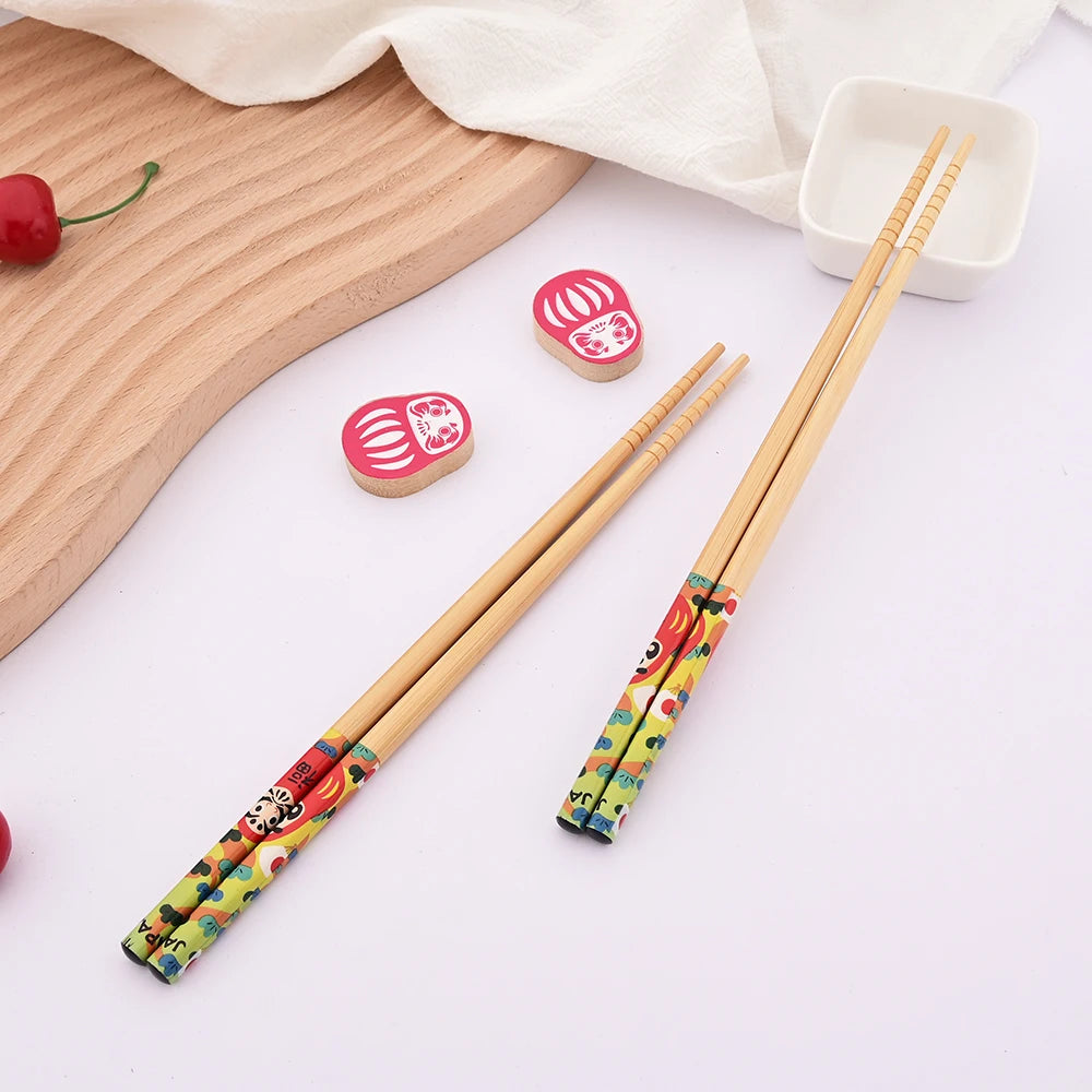 Ensemble de 2 paires de baguettes réutilisables en bambou faites à la main, style japonais, en bois naturel, pour sushi, avec motifs chat et fleur, multicolores – | Studio Nichijo Paris
