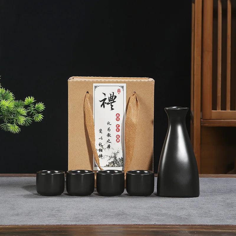 Service à Saké Céramique – Carafe & Tasses Style Rétro – Fabrication Artisanale – Coffret Noir | Studio Nichijo Paris