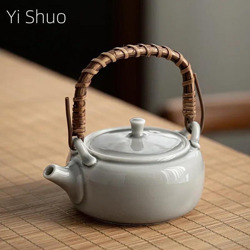 Théière Porcelaine Glaçure Grise Poignée Boucle Kung Fu 1,8L, Fabrication Artisanale – | Studio Nichijo Paris