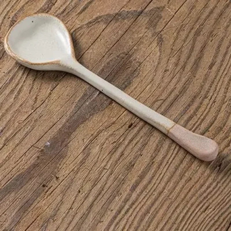 Cuillère en Céramique – Longue Poignée – Fabrication Artisanale – Katsuobushi | Studio Nichijo Paris