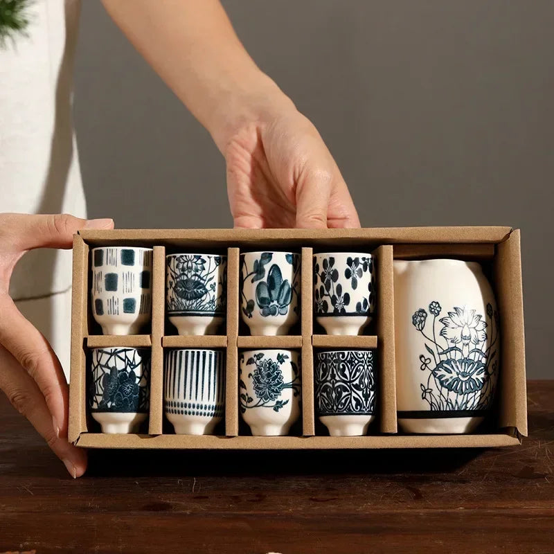Service à Saké Céramique – Grand Coffret Dégustation – Fabrication Artisanale – Coffret 8 tasses et carafe | Studio Nichijo Paris