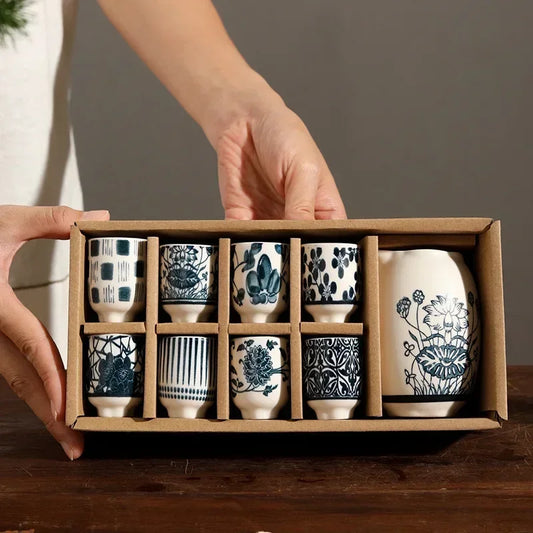 Service à Saké Céramique – Grand Coffret Dégustation – Fabrication Artisanale – Coffret 8 tasses et carafe | Studio Nichijo Paris