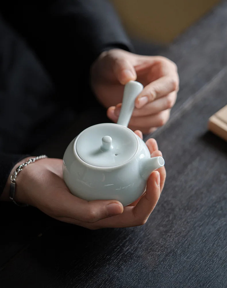 Théière en Céramique Céladon — Faite à la Main – Filtre Intégré – 150 ml – | Studio Nichijo Paris