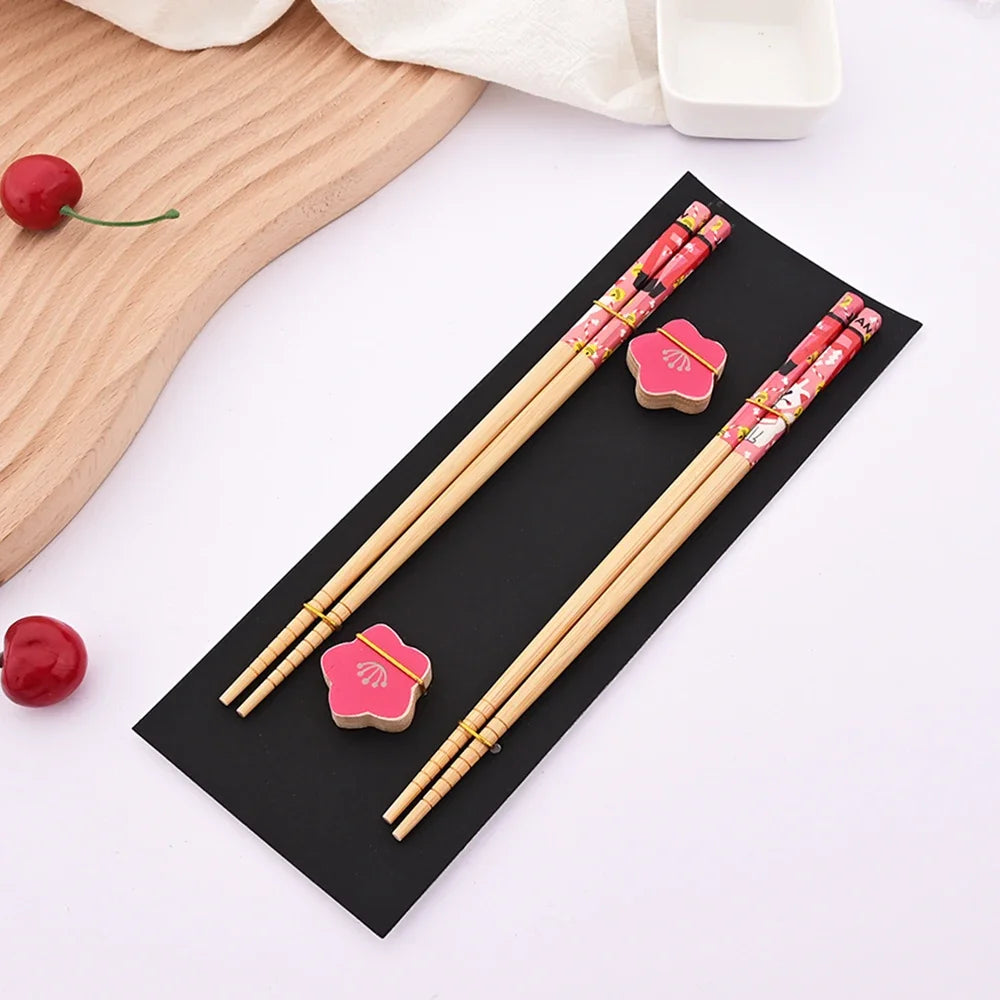 Ensemble de 2 paires de baguettes réutilisables en bambou faites à la main, style japonais, en bois naturel, pour sushi, avec motifs chat et fleur, multicolores – Pink Cat | Studio Nichijo Paris