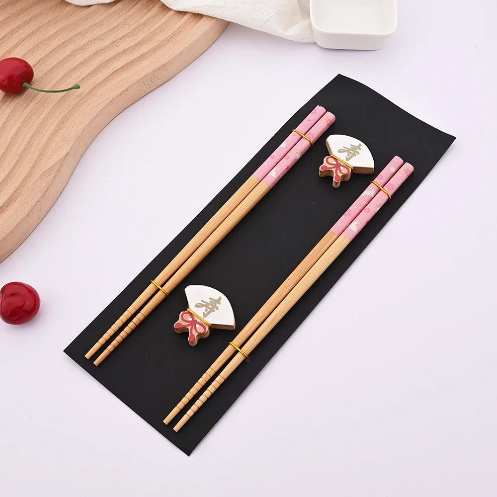 Ensemble de 2 paires de baguettes réutilisables en bambou faites à la main, style japonais, en bois naturel, pour sushi, avec motifs chat et fleur, multicolores – Pink Flower | Studio Nichijo Paris