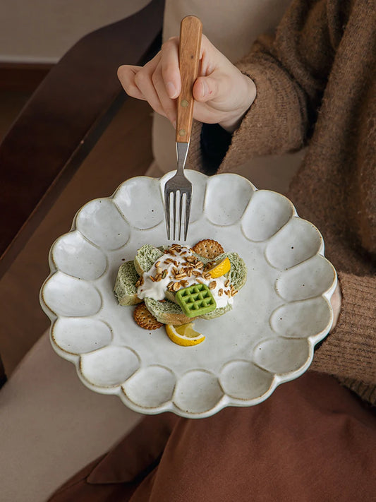 Assiette Céramique Pétales Vieillie Vintage Japonaise, Fabrication Artisanale – | Studio Nichijo Paris