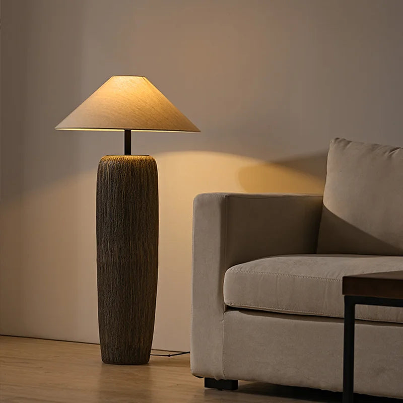 Lampadaire Wabi-Sabi – Grain de Bois Patiné Vintage pour Salon – | Studio Nichijo Paris