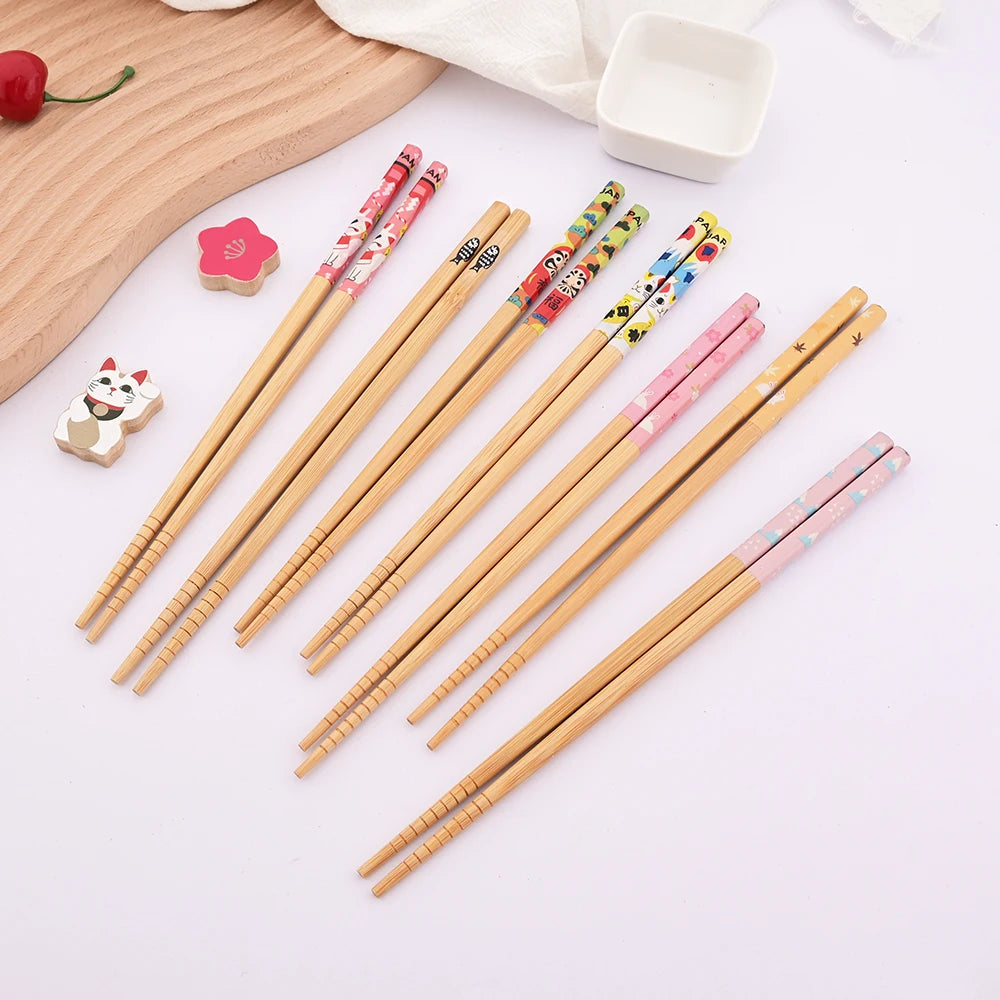 Ensemble de 2 paires de baguettes réutilisables en bambou faites à la main, style japonais, en bois naturel, pour sushi, avec motifs chat et fleur, multicolores – | Studio Nichijo Paris
