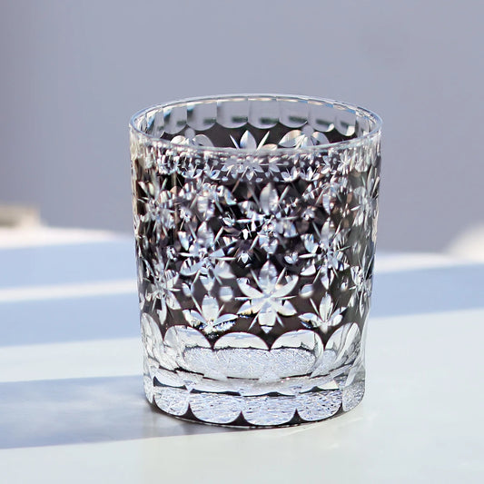 Gobelet japonais Edo Kiriko fait à la main de 250 ml - Tasse en cristal noir à coupe florale pour saké et whisky – | Studio Nichijo Paris