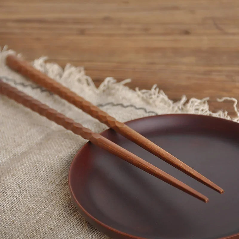 Baguettes Bois Sculptées Main Sushi Nouilles Qualité Alimentaire 23,5cm — Fabrication Artisanale – | Studio Nichijo Paris