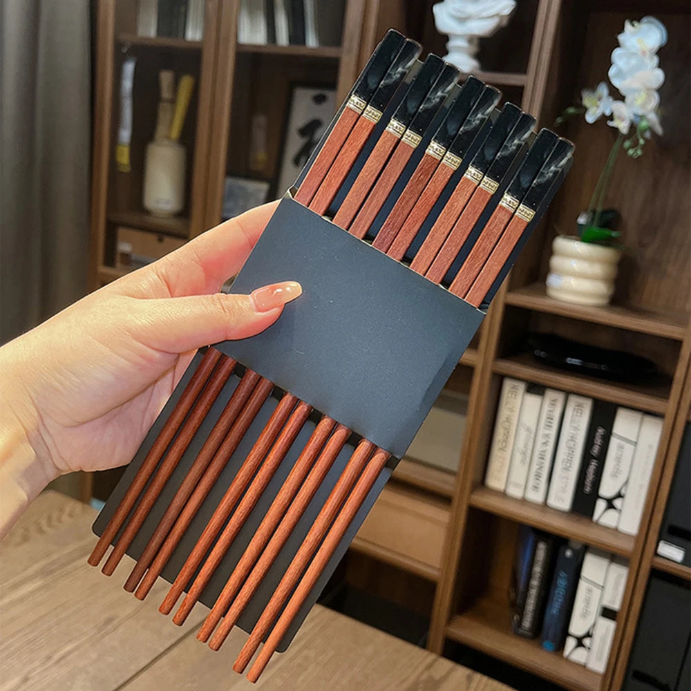 Baguettes Bois Santal Rouge Réutilisables Multicolores Lot 5 Paires — Fabrication Artisanale – Black | Studio Nichijo Paris
