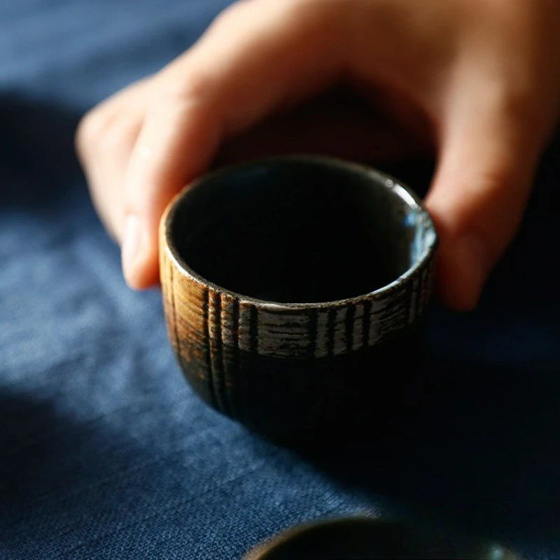 Tōji – Service à Saké en Céramique Artisanale – Carafe & 4 Tasses – Fabrication Artisanale – | Studio Nichijo Paris