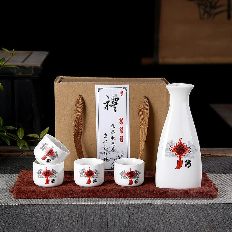 Service à Saké Céramique – Carafe & Tasses Style Rétro – Fabrication Artisanale – Coffret Motif Porcelaine | Studio Nichijo Paris