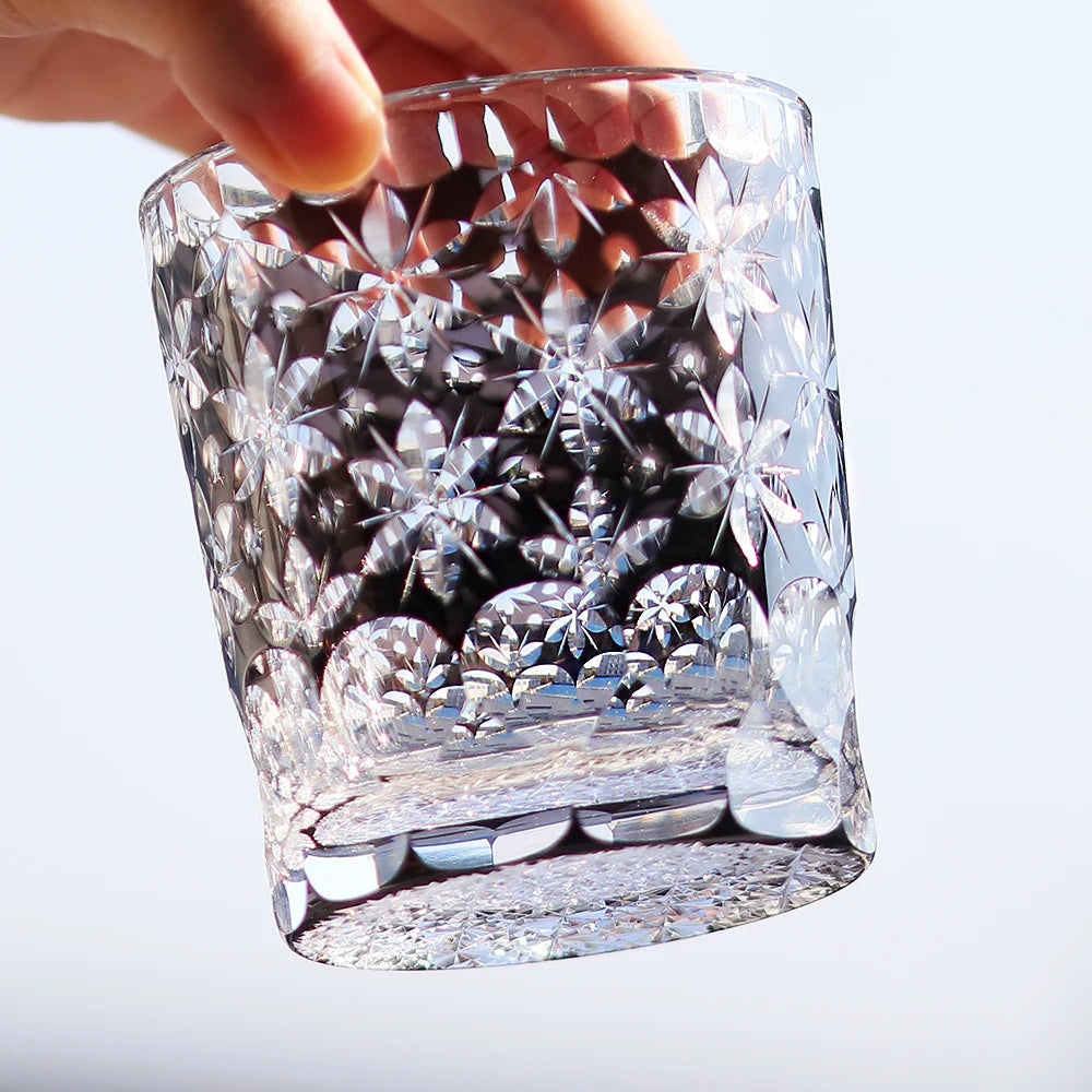 Gobelet japonais Edo Kiriko fait à la main de 250 ml - Tasse en cristal noir à coupe florale pour saké et whisky – | Studio Nichijo Paris