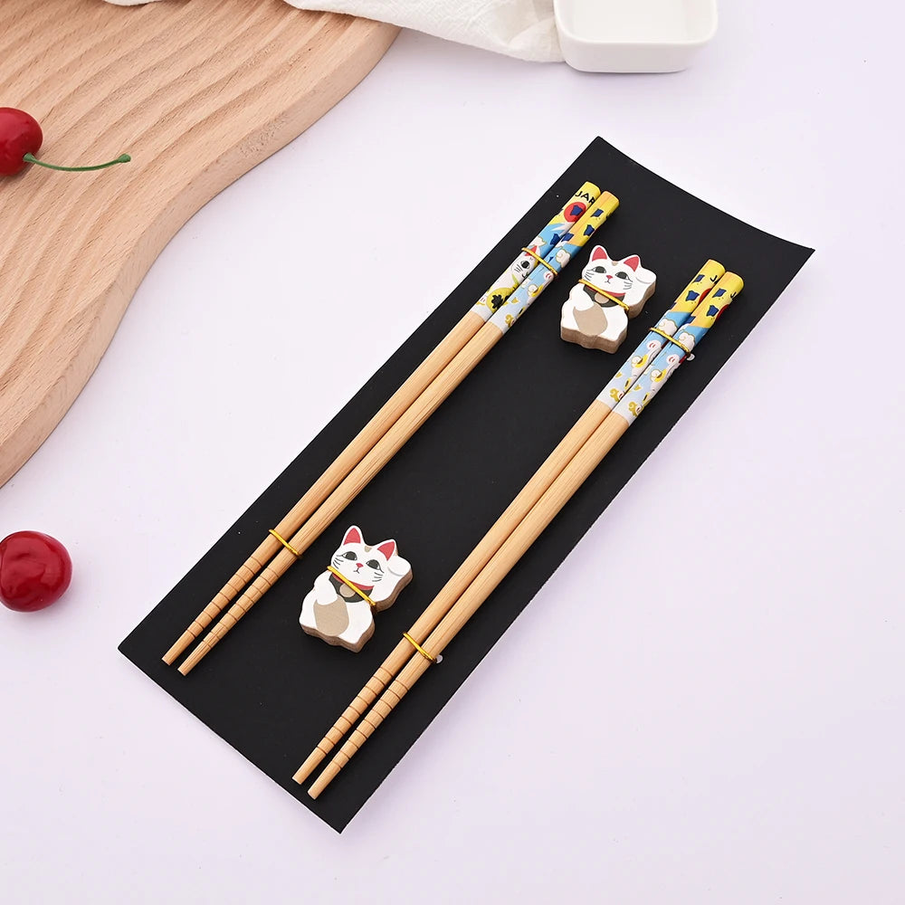 Ensemble de 2 paires de baguettes réutilisables en bambou faites à la main, style japonais, en bois naturel, pour sushi, avec motifs chat et fleur, multicolores – | Studio Nichijo Paris