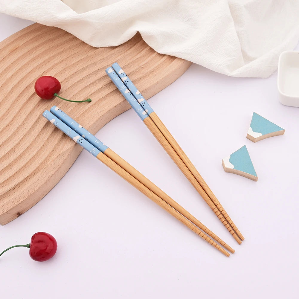 Ensemble de 2 paires de baguettes réutilisables en bambou faites à la main, style japonais, en bois naturel, pour sushi, avec motifs chat et fleur, multicolores – | Studio Nichijo Paris